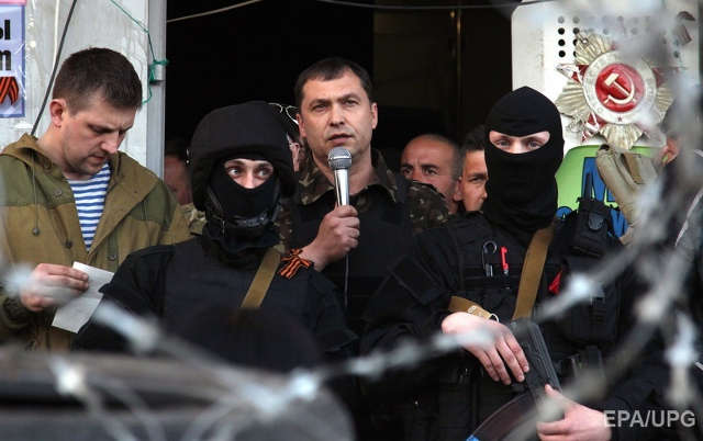 Bolotov - ve středu mikrofonu - při zabavení budovy SBU v Lugansk, 25. dubna 2014.  Foto: EPA