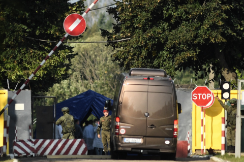 Polští prokurátoři při vjezdu na letiště Smolensk